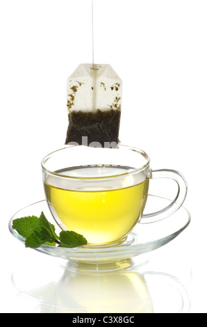 Tee in Tasse mit Blatt Minze isoliert auf weißem Hintergrund Stockfoto