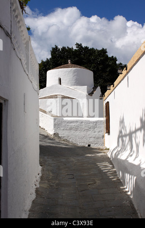 TRADITIONELLE DORFKIRCHE IN DEN GASSEN VON LINDOS AUF DER GRIECHISCHEN INSEL RHODOS. Stockfoto