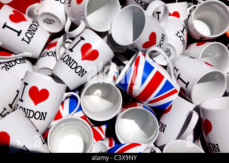 London Souvenir Tassen zum Verkauf außerhalb Tourist shop Stockfoto