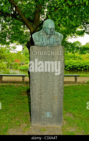 Eine Porträtbüste des britischen Premierministers Churchill geformt durch Oscar Nemon steht im Churchill Park, Copenhagen Stockfoto