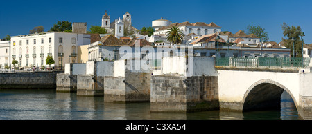 Portugal, Tavira Stadt und mittelalterliche Brücke Stockfoto