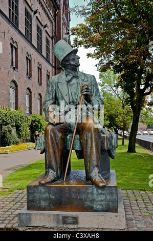 Glänzende Knie der Bronzestatue des Hans Christian Anderson, die zum Glück immer wieder von Besuchern, Copenhagen gerieben sind Stockfoto