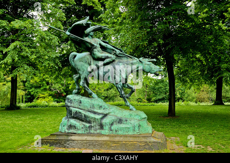 Eine große Bronzestatue des kriegerischen "Walküre" Reiten und trägt einen Speer, befindet sich im Churchill Park, Copenhagen Stockfoto