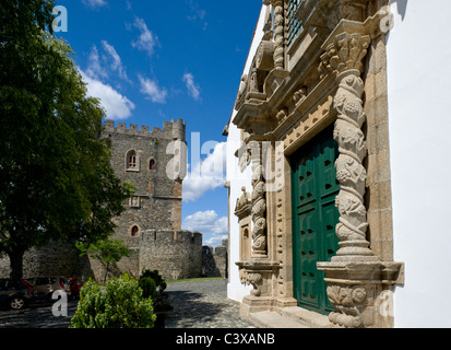 Portugal, Braganca, barocke Tor der Igreja da Kirche Santa Maria, mit der Burg im Hintergrund Stockfoto