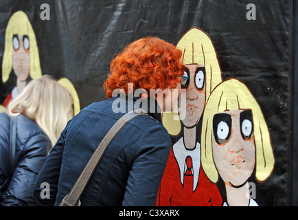 Mitglieder der Öffentlichkeit nehmen, was, die ich im Inneren eines der Leistung Zelte bei Brighton Festival 2011 Fringe Straßen Event UK peep Stockfoto