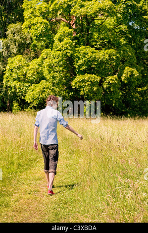Junger Mann, Wandern in der Natur Stockfoto