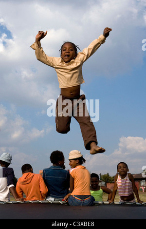 Südafrika, Johannesburg, Soweto, Kinder auf Trampolin springen. Stockfoto