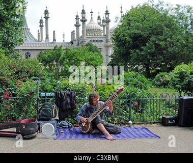 Ein Straßenmusiker spielen die Sitar vor dem Royal Pavilion Brighton East Sussex UK Stockfoto