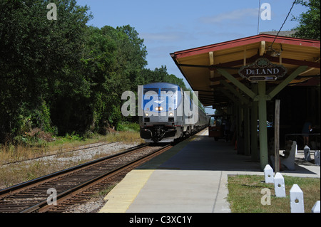 Personenzug AMTRAK Silver Meteor kommt Deland Railroad Station Florida USA für Miami auf der atlantischen Küste Dienst gebunden Stockfoto