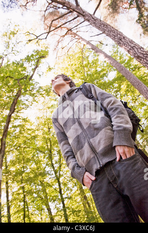 Junger Mann im Wald wandern Stockfoto