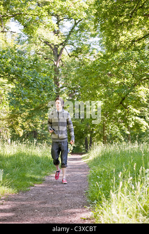 Junger Mann im Wald Stockfoto