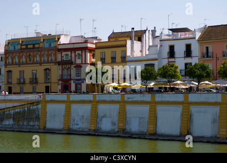 Unterkünfte entlang der Ufer der Fluss Guadalquivir. Sevilla, Spanien Stockfoto