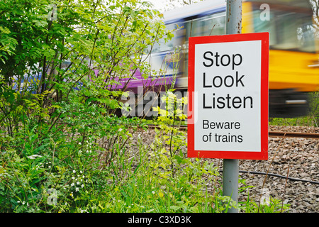 Northern Rail pacer Zug passiert Zebrastreifen. England, Vereinigtes Königreich Stockfoto