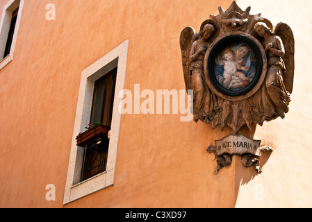 Ave Maria malen mit dekorierten Holzrahmen auf Straßenecke und italienischen Traditionshaus in [Rom-Italien) Stockfoto