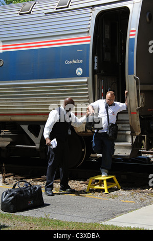 Personenzug AMTRAK Silver Meteor Ankunft am Bahnhof in Deland, Florida USA Passagiere aussteigen aus dem Zug Stockfoto