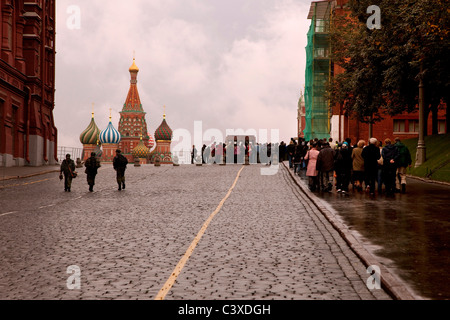 Leute in der Schlange, Lenin-Mausoleum, Roter Platz, Moskau, Russland zu besuchen Stockfoto