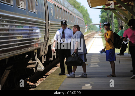 AMTRAK Silver Meteor Personenzug am Bahnhof Deland Florida USA Passagiere gebunden für Miami Internat Stockfoto