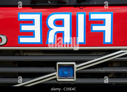 Britische Feuer-Motor aus den 1990er Jahren zeigt große umgekehrt Feuerzeichen auf der Vorderseite der Kabine sowie ein zentrales blaues Licht. Stockfoto