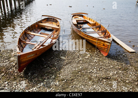 Zwei Ruderboote am See Stockfoto