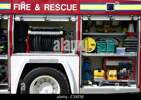 Britische Feuer-Motor aus den 1990er Jahren zeigt Beifahrerseite Ausrüstung Schließfächer mit zusätzlichen Schlauch und Rettungsgeräte. Stockfoto