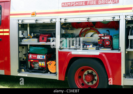 Britische Feuer-Motor aus der 90er Jahre zeigen Ausrüstung zur Rettung. Stockfoto