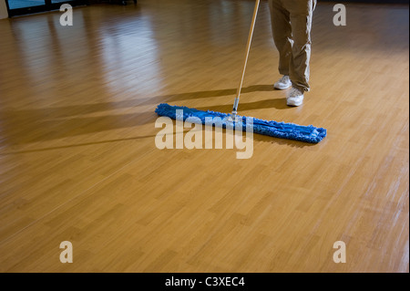 Mann, Holzboden Reinigung Stockfoto