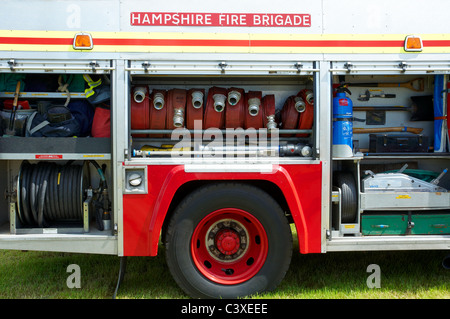 Britische Feuer Motor aus den 1990er Jahren zeigt Schlauch Lagerung und Typen. Stockfoto