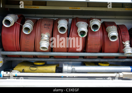 Britische Feuer Motor aus den 1990er Jahren zeigen wichtigsten Schläuchen im Rack. Stockfoto