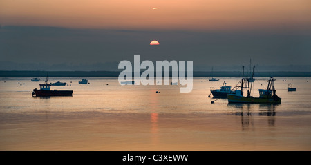 Sonnenuntergang über dem Fluss deben bei Bawdsey Suffolk Vereinigtes Königreich Stockfoto