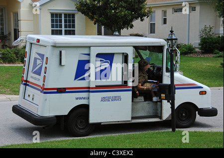 United States Postal Service van auf einer Wohn komplexe Florida USA Mail Dame sammeln die Post aus dem Postfach Stockfoto