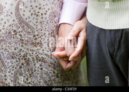 Nahaufnahme von Senior Paar Hände halten Stockfoto