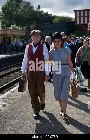 paar gekleidet im Zeitraum 1940 Kostüm Weybourne Station Norfolk uk Stockfoto