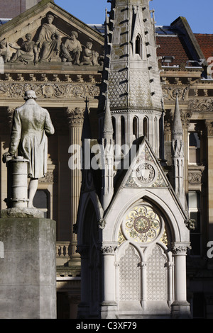 Birmingham Museum & Kunstgalerie mit Chamberlain Gedenkbrunnen & Statue von James Watt im Vordergrund Stockfoto