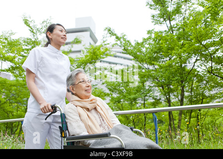 Krankenschwester, ältere Frau im Rollstuhl Stockfoto