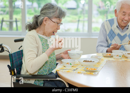 Ältere Leute Essen in Pflegeheim Stockfoto
