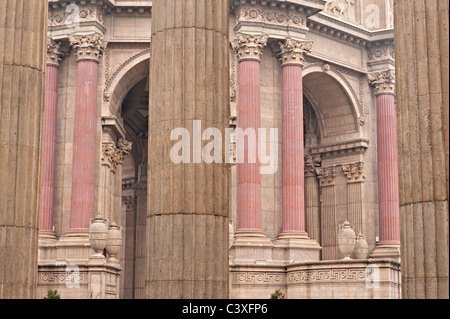 Palast der Schönen Künste zentralen Rotunde, durch die kannelierten Säulen der Einkreisung pergola gesehen, San Francisco, Kalifornien. Stockfoto