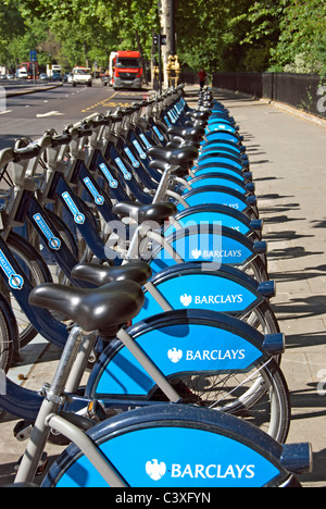 Reihe von Fahrrädern, gesponsert von Barclays und bekannt als Boris Fahrradverleih, am Victoria Embankment, London, england Stockfoto