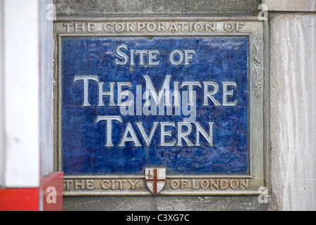 blaue Plakette, die Kennzeichnung der Website von Mitre Tavern, Fleet Street, London, England, einst von Shakespeare, Boswell und johnson Stockfoto