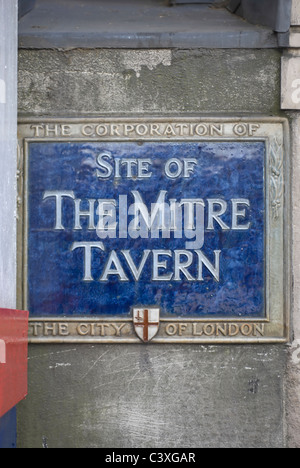 blaue Plakette, die Kennzeichnung der Website von Mitre Tavern, Fleet Street, London, England, einst von Shakespeare, Boswell und johnson Stockfoto