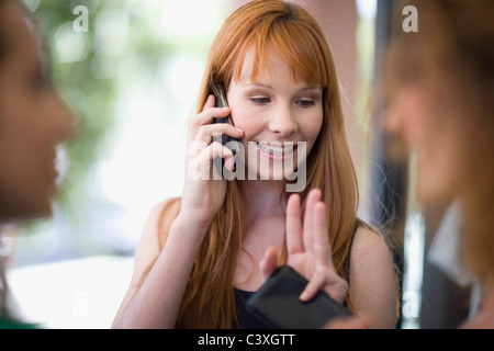 Frau mit einem Anruf Stockfoto