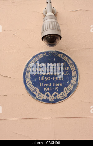 Blaue Plakette Kennzeichnung 2 Carlton Gardens London UK als Heimat von Feldmarschall Kitchener zwischen 1914 und 1915 Stockfoto