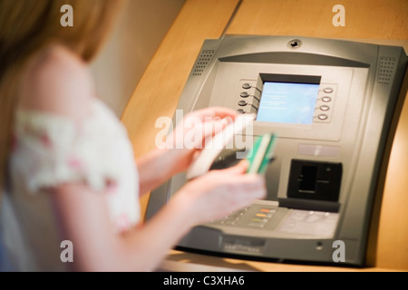 Frau an einem Geldautomaten Stockfoto