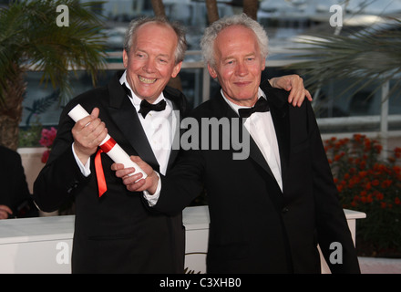 LUC DARDENNE & JEA-PIERRE DARDENNE AWARD GEWINNER PHOTOCALL CANNES FILM FESTIVAL 2011 PALAIS DES FESTIVAL CANNES FRANKREICH 22 Stockfoto