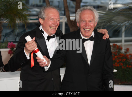 LUC DARDENNE & JEA-PIERRE DARDENNE AWARD GEWINNER PHOTOCALL CANNES FILM FESTIVAL 2011 PALAIS DES FESTIVAL CANNES FRANKREICH 22 Stockfoto