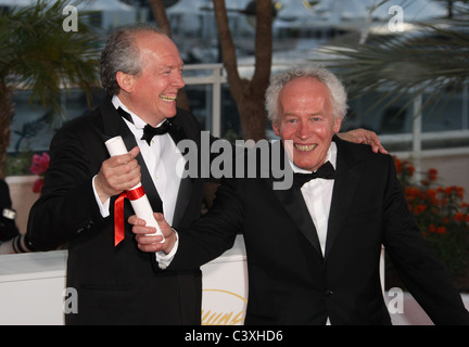 LUC DARDENNE & JEA-PIERRE DARDENNE AWARD GEWINNER PHOTOCALL CANNES FILM FESTIVAL 2011 PALAIS DES FESTIVAL CANNES FRANKREICH 22 Stockfoto