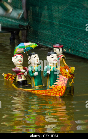 Vertikale Nahaufnahme der hochdekorative Wasser Marionetten in einer traditionellen Performance in Vietnam. Stockfoto