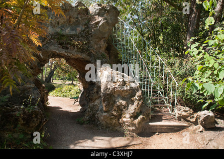 Grotte im Jardins de Bagatelle Bois De Boulogne, in der Nähe von Paris. Stockfoto