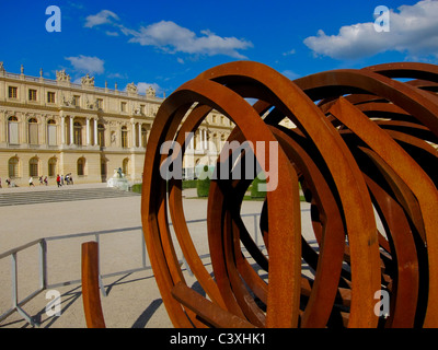 Versailles, Frankreich, städtische Park Szenen, Chateau de Versailes, moderne Skulptur-Installation, Credit Künstler: "Bernar Venet" Stockfoto