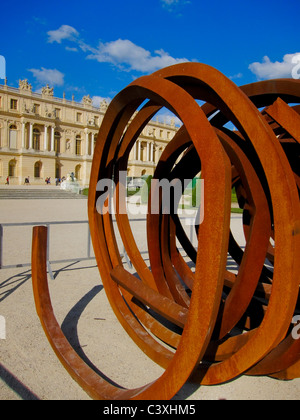 Versailles, Frankreich, städtische Park Szenen, Chateau de Versailes, moderne Skulptur-Installation, Credit Künstler: "Bernar Venet" Stockfoto