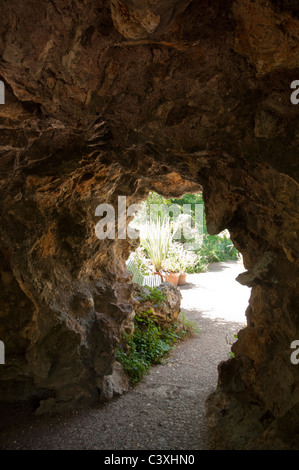 Grotte im Jardins de Bagatelle Bois De Boulogne, in der Nähe von Paris. Stockfoto